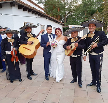 Mariachi tacndo cumpleraños en Barcelona